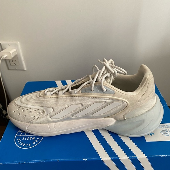 Adidas Ozelia Sneakers NEW - Picture 3 of 7